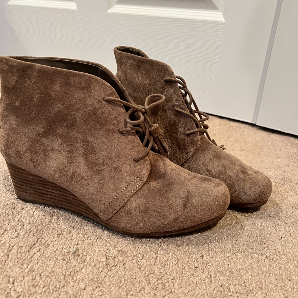 dr. scholls size 9 wedged booties brown suede NEW never been worn